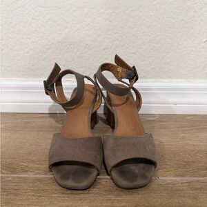 Universal Thread  Heels